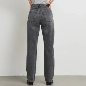 Jeans - Mörk gråa jeans ifrån gina tricot i storlek 32, köpt för 599kr säljer för 200kr
