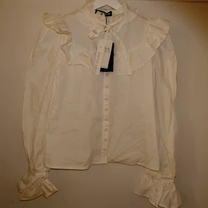 Vit skjorta (fashion union) - Skjorta från fashion union köpt second hand som aldrig kom till användning. Ärmarna är puffiga. Nyskick, endast testad.  Storlek: 36 (S)