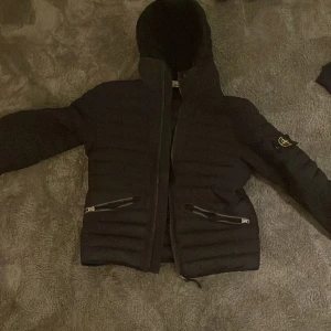 Stoneisland jacka - Svart Stone island jacka inga skador osv storlek M äkta skriv för funderingar eller bilder 