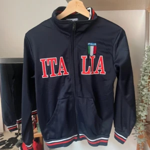 Italy zipup - Snygg zipup med Italia tryck, har aldrig använt och säljer därav❤️