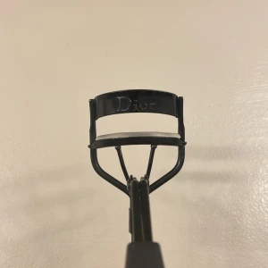 Dior fransböjare - Säljer min dior fransböjare pga att den inte kommer till användning, så den är inte använd så mycket, pris går att diskutera.💗🫶🏻 Ny pris runt 300kr, mitt pris 150💗