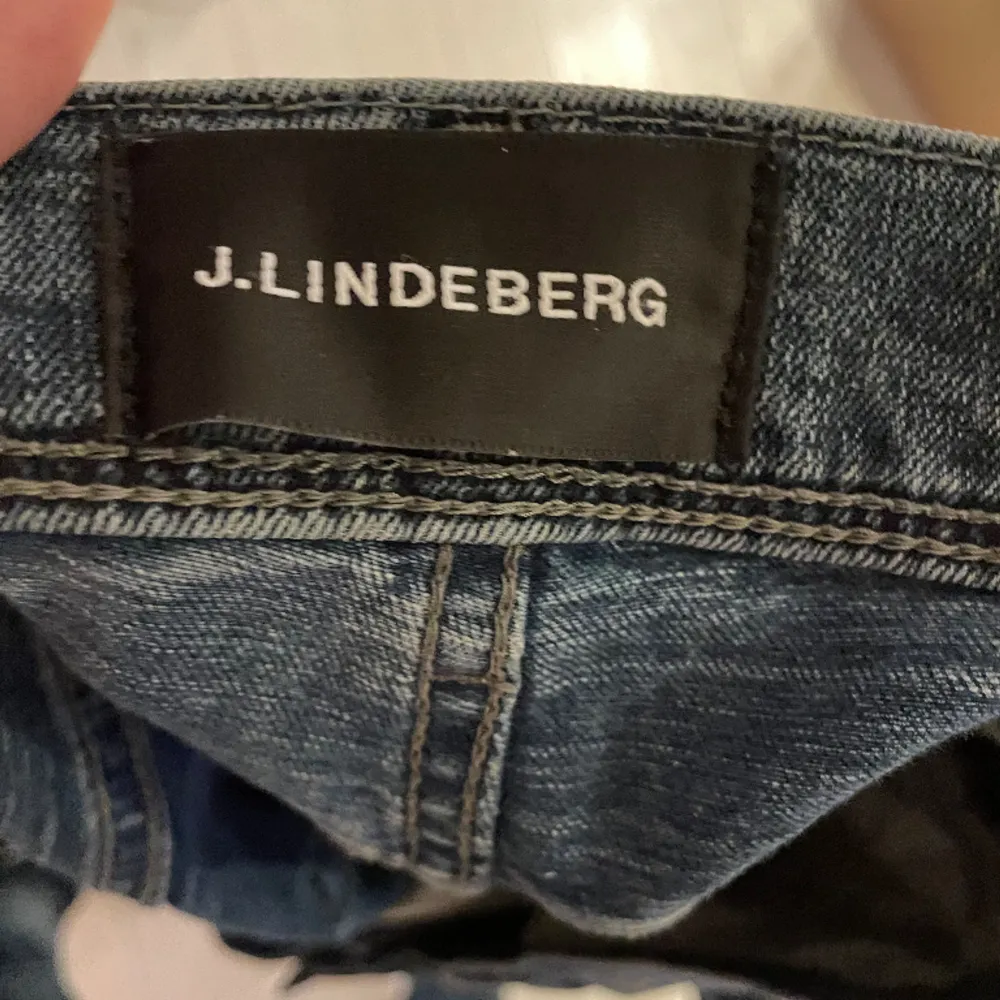 Säljer nu ett par jeans från j.Lindeberg i storlek W32 L32 Det är i väldigt finte skick. Jeans & Byxor.