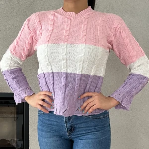  Stickad tröja  - Rosa, vitt, Lila, stickad tröja.  Ny / aldrig använd.  Storlek S  Passar längderna 155 cm - 160 cm 