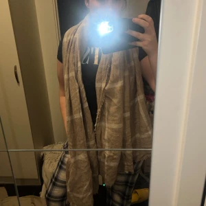 Halsduk ny  - Beige, med mått 185x100 Beige med vita rutor 