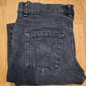 Low waisted jeans i svart/grå. Storlek 36-38, skulle säga att det är en större 36 men mindre 38 ❤️