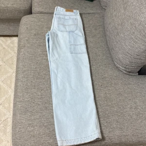 Cargo jeans - Jätte fina cargos, dem är jätte vackra men jag säljer dem eftersom dem är för små!