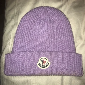 Lila moncler mössa - Monclermössa