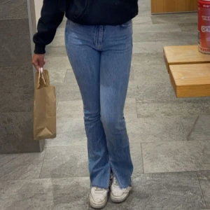 Jeans - säljer dessa jeans från gina då dom inte längre används, dom är i fint skick och finns inga defekter, jag är 170 och dom går ner till marken🤍pris går att diskutera