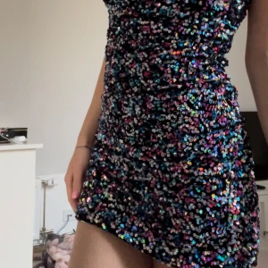 Paljettklänning  - Fick klänningen i present men den var tyvärr i fel storlek och returtiden har gått ut. Helt oanvänd och bra stretch💕pris går att diskutera vid snabb affär’ 