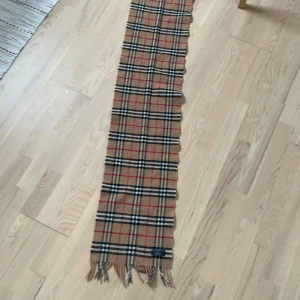 Burberry halsduk - Äkta burberry halsduk 🧣 som är en äldre generation. Hör av dig vid intresse! Pris kan självklart diskuteras. Köpt i butik för 5300kr