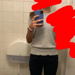 Grå stickad zara t-shirt  - Jätte fin grå stickad t-shirt från zara💗 (Den har en liten fläck på framsidan) (Inte min bild)