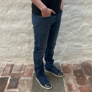 Replay Grover - Replay grover jeans i färgen blå. Storlek 31/32 och modellen på bilden är 182 cm. Fint skick, köp för endast 599kr