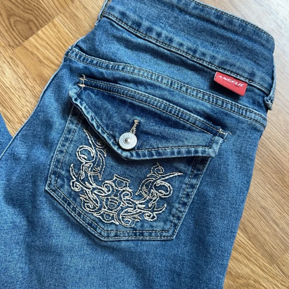 Jättesnygga jeans från hm som är slutsålda🫶Har använt några gånger men är i bra skick! Har sprätt upp benen för att få dom längre och har även trätt igenom ett snöre i midjan då dom är förstora för mig (skriv privat för bilder eller frågor)💕. Jeans & Byxor.