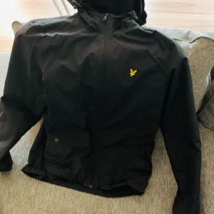 Lyle and Scott vindjacka  - Jag säljer denna Vindjacka från Lyle and scott då den är för liten, den är helt ny , Storlek M, nypris 1200. Kontakta vid funderingar 😃🤝