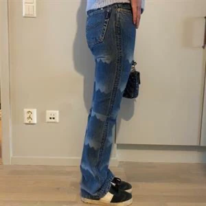 Mönstrade Jeans  - Spana även in våra andra plagg och spara på fraktkostnader. Alla plagg är självklart tvättade och fräscha! Alla produkter kan skickas eller hämtas i Stockholm.   Vid ytterligare frågor tveka ej att skriva!