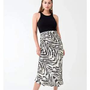zebra satin kjol från gina tricot i nyskick strl m så så fin nu till sommaren❤️ använd gärna köp nu❤️
