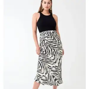zebra satin kjol från gina tricot i nyskick strl m så så fin nu till sommaren❤️ använd gärna köp nu❤️