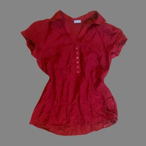 superfin röd blus 🌸 - Jättefin röd blus med justerbart band och knappar på ärmarna !