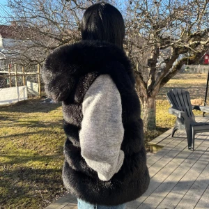 Svart pälsväst - Säljer denna inprincip oanvända pälsväst från Borninstockholm. Nypris 1800kr säljer för 900kr. Passar stl S-M