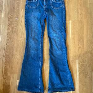 Ett par superfina jeans från hm med fina fickor där fram, köptes för cirka ett år sedan. Har inga tecken på användning förutom att det är lite slitet längst ner från att de har varit för långa (bild 3). Storlek 36.  💘
