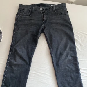 Replay Anbass - Säljer mina replay anbass jeans eftersom de är för långa. Lång i storleken, skick 9/10. Nypris 1699kr. Pris kan diskuteras.