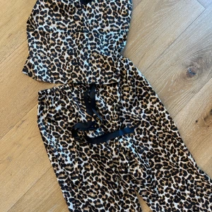 Pyjamas - Silk pyjamas, knappt använda