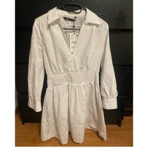 Vit klänning  - Säljer en oanvänd vit klänning från zara med prislappen kvar! (Finns ej kvar på hemsidan) Perfekt till student eller avslutning 🙌🏼🙌🏼 Storlek S, säljer för 200, nypris 359kr  Priset kan diskuteras🌸