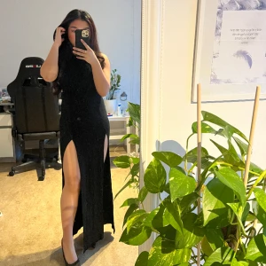 Långklänning/ balklänning  - Säljer denna fina svarta långklänningen, helt oanvänd. Skulle säga att den är xs/s, jag är 157 och den är i perfekt längd för mig. Skriv direkt vid minsta fundering 💗