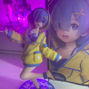 Re:Zero Rem anime figur - Kommer med boxen! Den ena pluggen sitter kvar i plattformen, detta är dock inget problem då figuren fortf. står stadigt och går att fixa 💗Köpt för 300kr