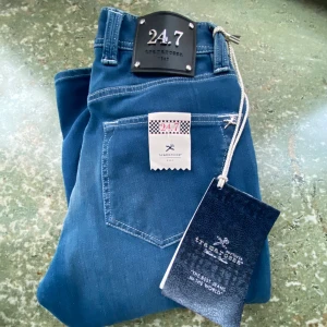 Tramarossa Jeans - Helt nya svin snygga Tramarossa jeans. Modell Leonardo alltså slim passform. Alla tags oså kvar. Mörkblå ungefär. Nypris 3200. Storlek 29 i waist och 32 i längd