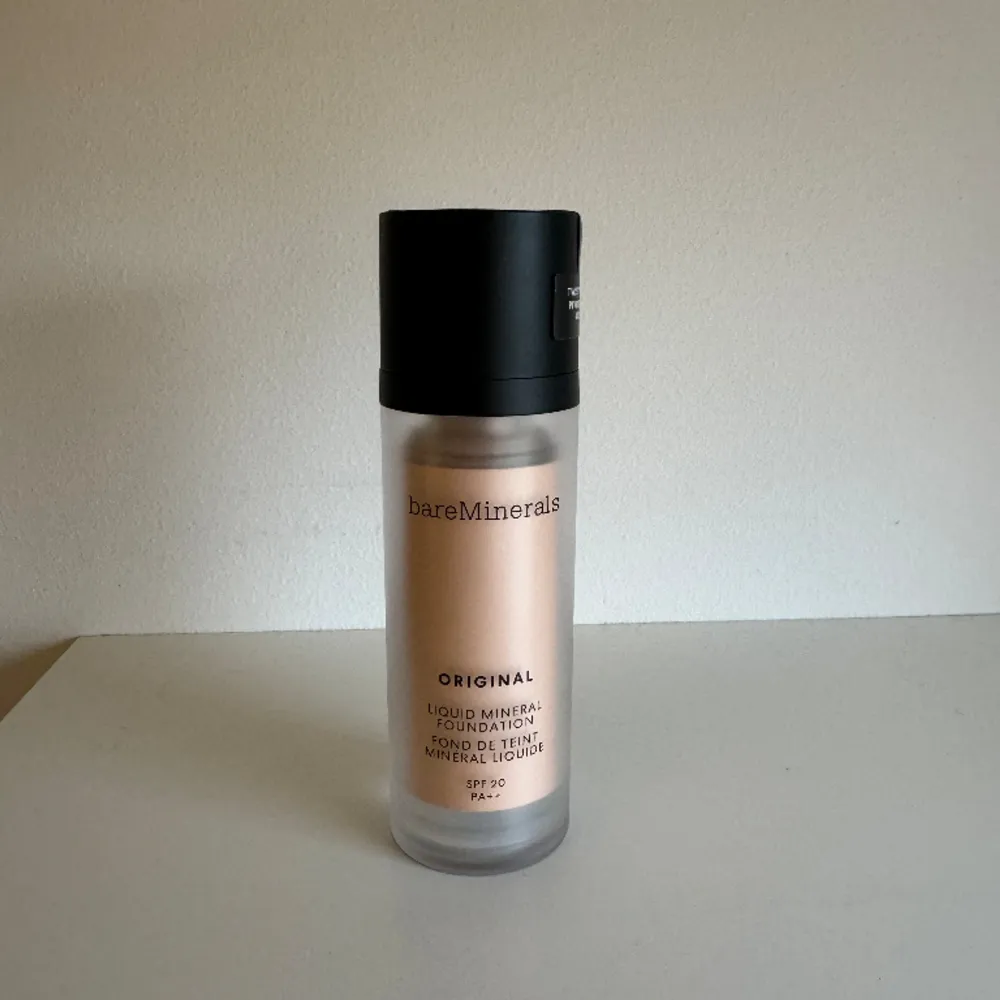 Säljer helt oanvänd foundation från bare minerals. I färgen fair 01. Säljer för 220💕. Accessoarer.