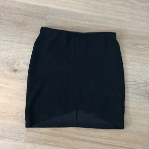 Kjol  - En svart kjol som är använd 1-4 gånger som är i bra skick 