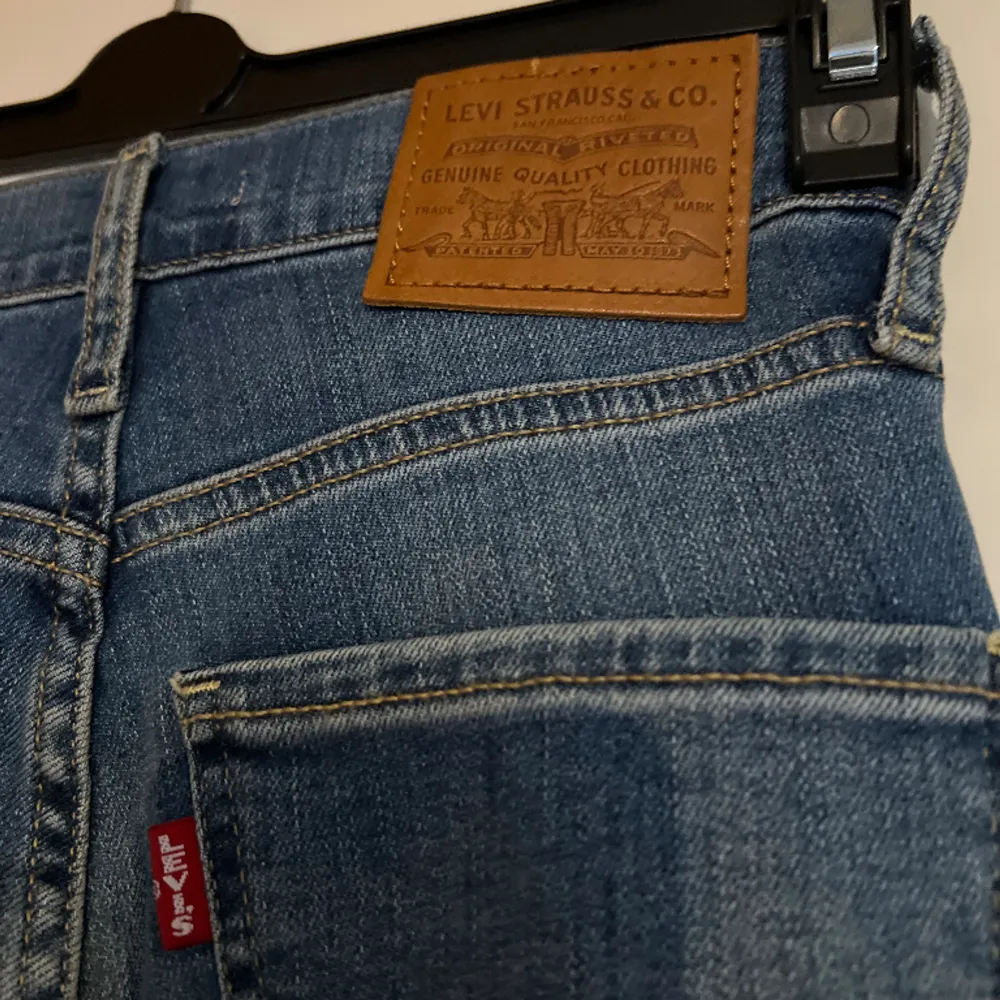 Snygga Skinny jeans från levi’s. Använda max 3 gånger, är i fint skick.. Jeans & Byxor.