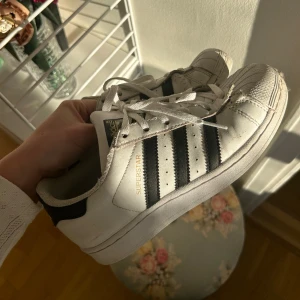 Adidas superstars - Adidas superstars i mycket använt men okej skick. Flera defekter som syns på bilderna men fortfarande användbara