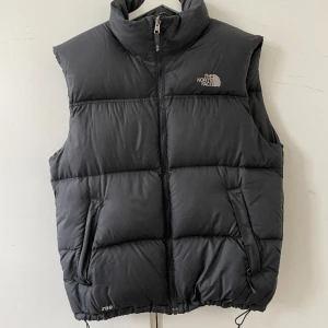 The North face väst - Använd men fortfarande i mycket bra skick! Skriv gärna med frågor eller om fler bilder önskas :)