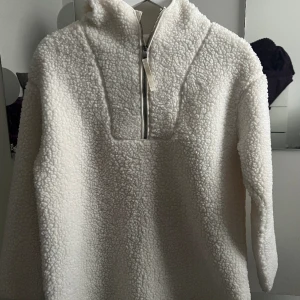 Oversized huvtröja i fleece  - 100% polyster, helt ny använd 1-3 gånger.