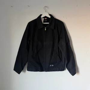 Vintage Dickeis med påsytt design - Boxy fit bra skikt 