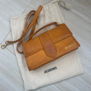 Orange Jacquemus Väska - Ganska använd Jacquemus väska men därav bra pris. Nypris runt 6500kr. Materialet är mocka, och allt finns kvar - papper - tygvöskan osv. Går absolut att dividera kring priset  