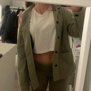 Grön jacka - ❗️Lånade bilder❗️ Superfin tunn grön jacka till sommaren. Säljer pågrund av att jag tyvärr inte får användning av den. Inga defekter. Skriv för fler bilder, pris kan diskuteras🩷köparen står för frakten