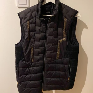 Hugo boss väst - Mycket bra skick inga problem med västen aldrig vart några problem med västen elel så den är skön varm och den är allt man behöver på en vår 