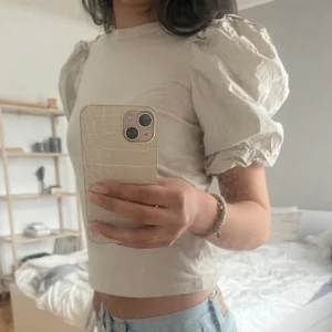 Snygg topp med puffärmar  - Jätte snygg beige topp från HM, strl XS/S❤️‍🔥 inga defekter, knappt använd❤️‍🔥 skrivvid fler frågor! Använd ”köp nu”🌟