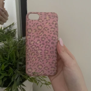 iPhone 8 mobilskal - Lite skadat nere där det är genomskinligt som syns i bilden