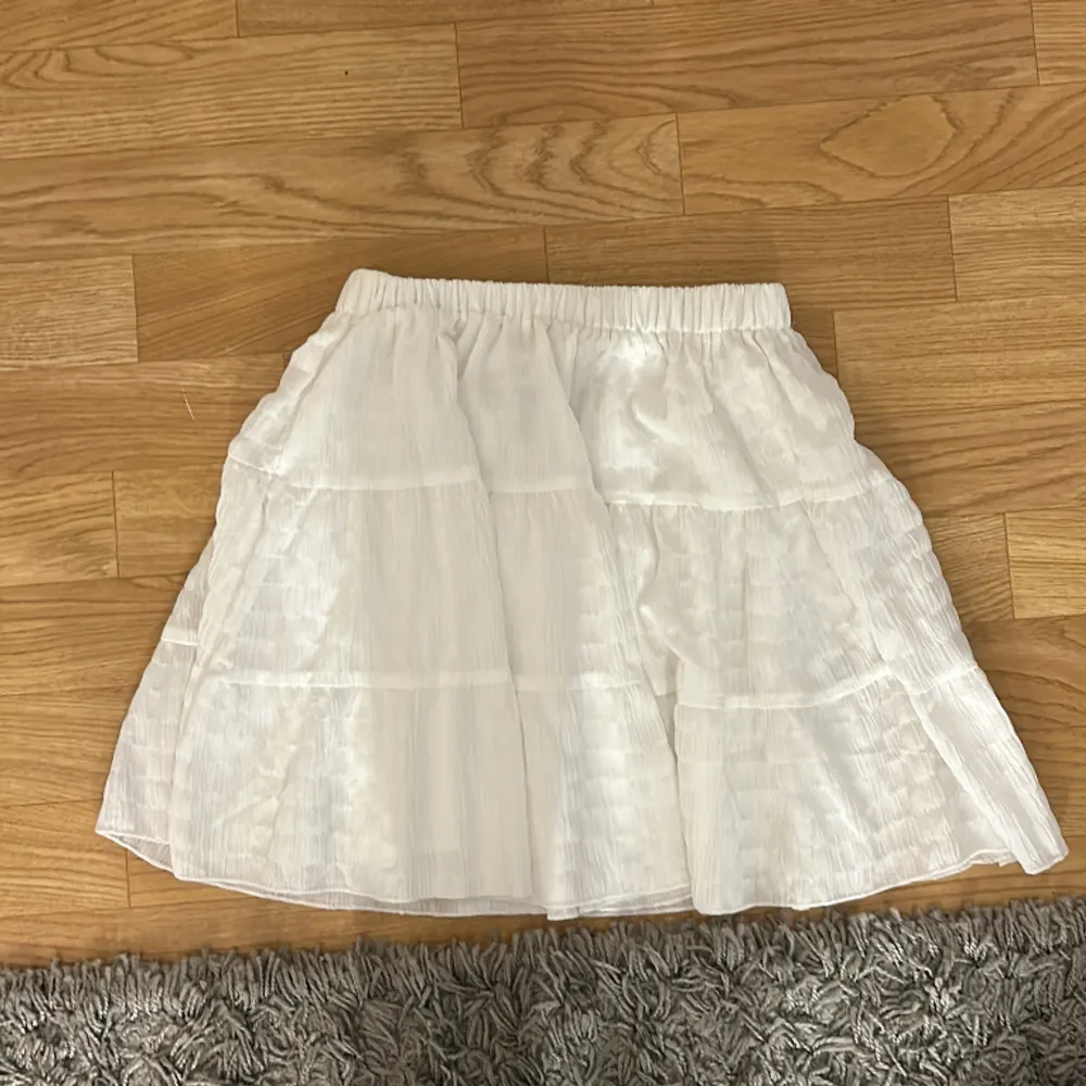 Söt vit kjol i storlek xs, skulle säga att den även passar s. Kjolar.