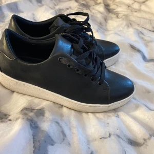 XIT skor - Säljer mina skor nästan aldrig använt (Kommer tvätta innan jag säljer dom)😁köpte för 499 men går ner lite extra🤍