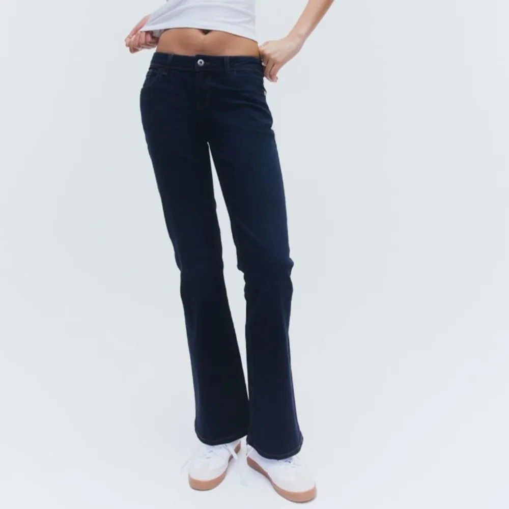 Säljer dessa helt nya lågmidjade Bootcut jeansen från h&m (divided)! Prislappen kvar 👖. Jeans & Byxor.