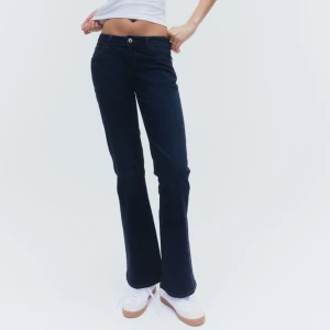 Bootcut jeans  - Säljer dessa helt nya lågmidjade Bootcut jeansen från h&m (divided)! Prislappen kvar 👖