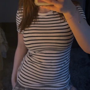 T-shirt från hm  - En tajt randig t-shirt från hm, storlek xs och aldrig använd. 