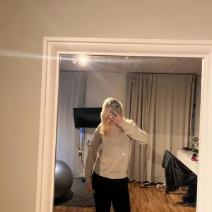 Skickad tröja - Säljer nu min beiga stickade tröja 