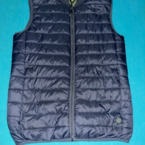 Timberland väst - Fet väst från timberland, inga defekter. Säljer för den inte används längre! Passar nån runt 175cm, skriv om ni vill ha bild när den sitter på!