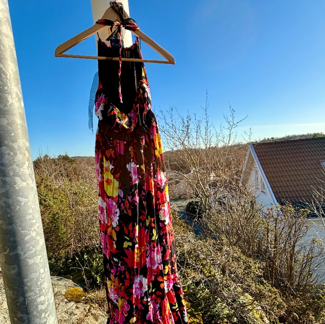 Färgglad blommig sommarklänning 